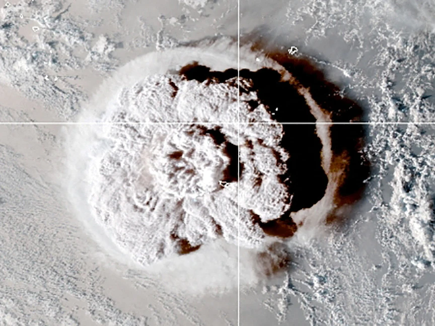 "بركان تونغا" يقطع الإنترنت لأسبوعين ويخلف أضراراً جسيمة