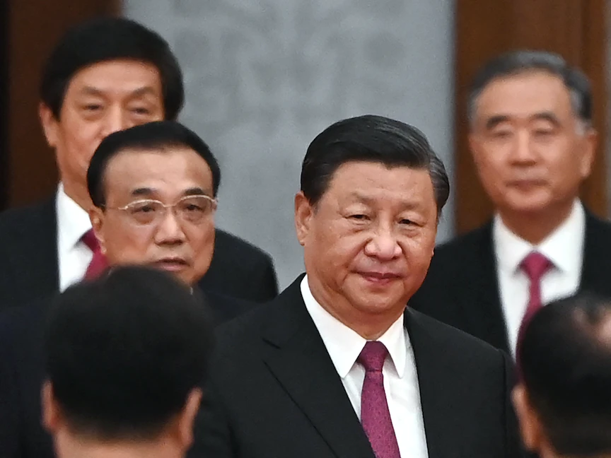 الرئيس الصيني شي جين بينج (وسط)، ورئيس الحكومة لي كيكيانج (يسار) خلال احتفال في بكين - 30 سبتمبر 2021 - AFP