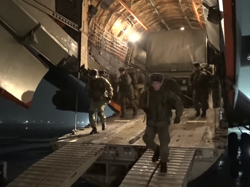 عناصر من "قوات حفظ السلام" الروسية التي وصلت إلى كازاخستان بعد اندلاع أعمال شغب.8 يناير 2022. - via REUTERS