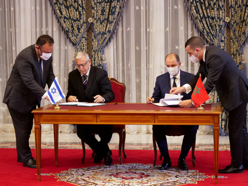 مسؤولون من المغرب وإسرائيل يوقعون مذكرات تفاهم بعد تطبيع العلاقات بين البلدين خلال اجتماع في الرباط، 22 ديسمبر 2020 - REUTERS