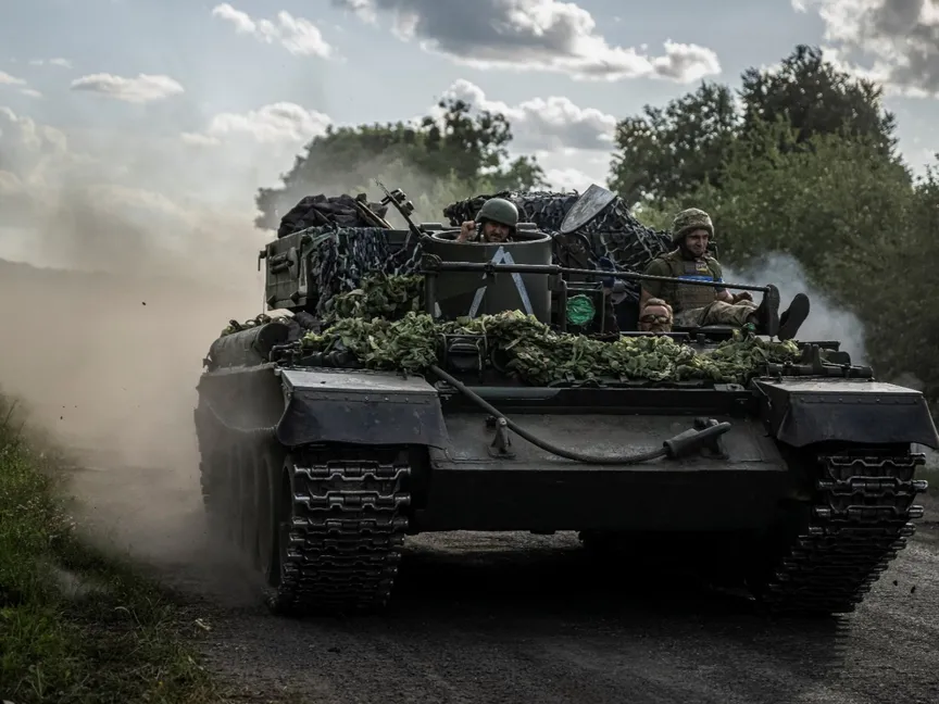 جنود أوكرانيون فوق مركبة عسكرية بالقرب من الحدود الروسية في منطقة سومي شمال شرقي أوكرانيا. 11 أغسطس 2024 - REUTERS