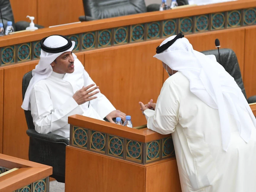 نائبان من مجلس الأمة الكويتي خلال جلوسهما في أماكن أعضاء الحكومة - "كونا"