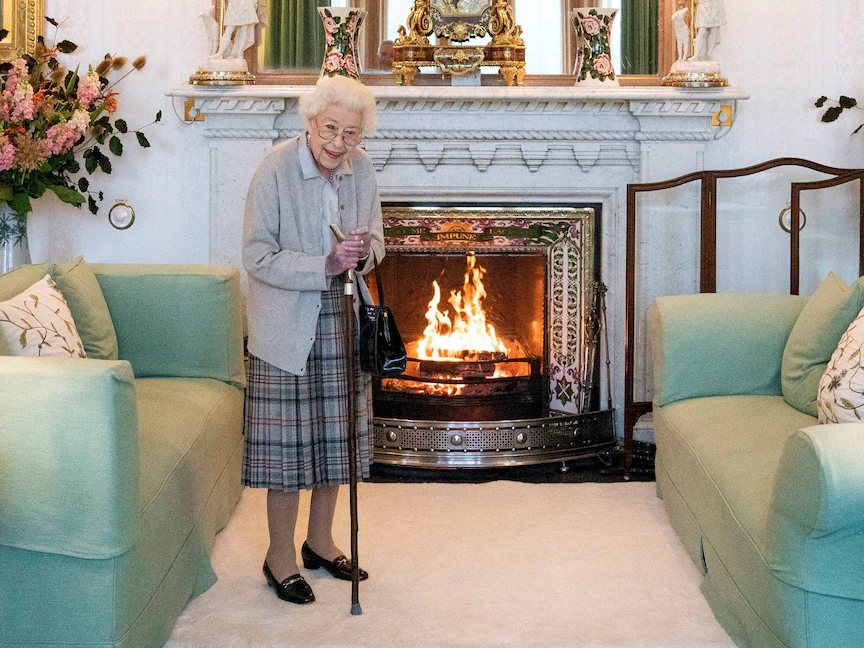 الملكة إليزابيث الثانية بعد استقبالها رئيس الوزراء البريطانية الجديدة ليز ترَس في قصر بالمورال. 7 سبتمبر 2022 - REUTERS