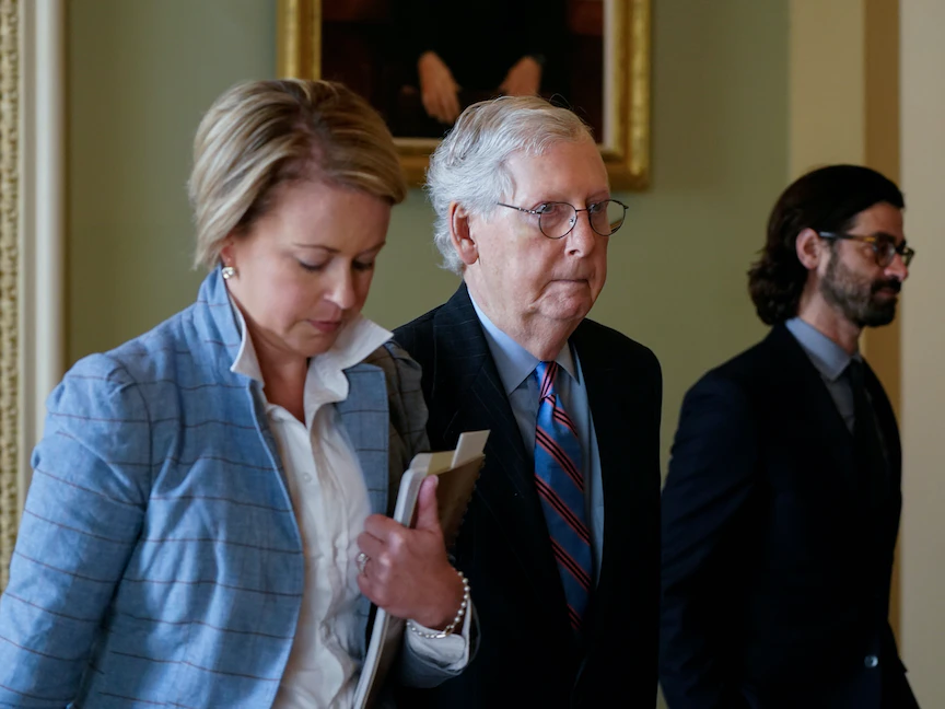 زعيم الأقلية الجمهورية السيناتور ميتش ماكونيل يسير داخل مبنى الكابيتول الأميركي في واشنطن، 21 يوليو 2021 - REUTERS