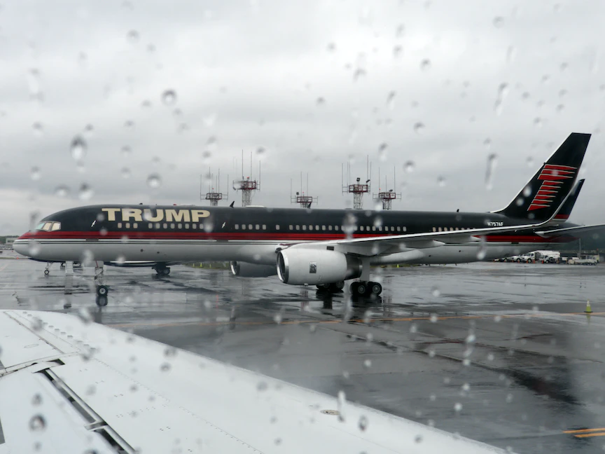طائرة ترمب "بوينغ 757" في مطار لاغوارديا بنيويورك - AFP