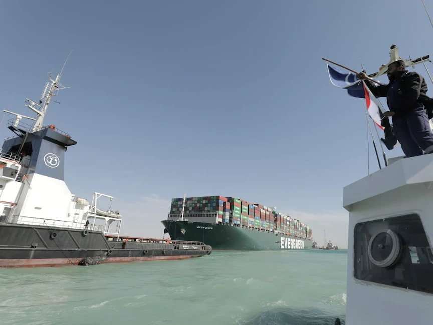 سفينة "إيفر غيفن" بعد أن تم تعويمها بالكامل في قناة السويس - 29 مارس 2021 - REUTERS