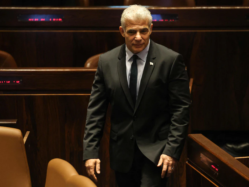 رئيس الوزراء الإسرائيلي يائير لبيد خلال جلسة الكنيست التي تم التصويت فيها على حل البرلمان - 30 يونيو 2022 - AFP