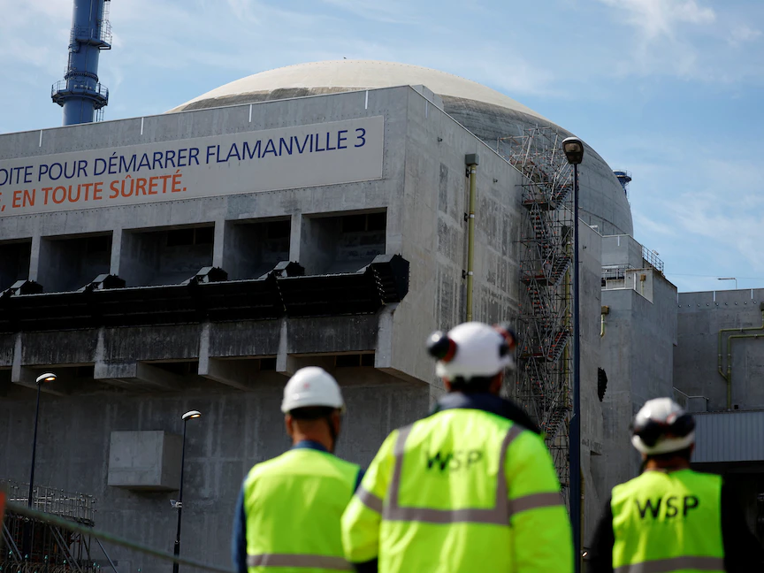 عمال في موقع بناء المفاعل النووي الأوروبي في فلامانفيل شمالي فرنسا - 14 يونيو 2022 - REUTERS