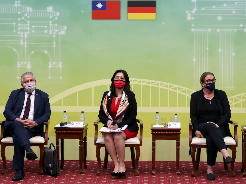 مشرّعان ألمانيان، كلاوس بيتر ويلش وكاترين، خلال مؤتمر مع المتحدثة باسم وزارة الخارجية التايوانية، جوان أو، في تايبيه. تايوان. 6 أكتوبر 2022 - REUTERS