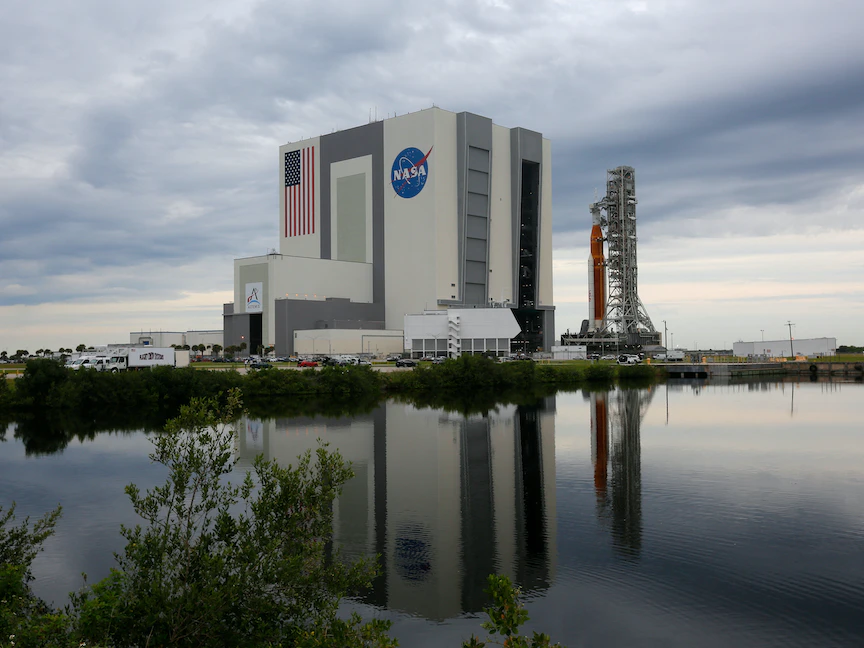 صاروخ ناسا "SLS" الذي ينقل المهمة "أرتيميس 1" إلى القمر. 27 سبتمبر 2022 - REUTERS