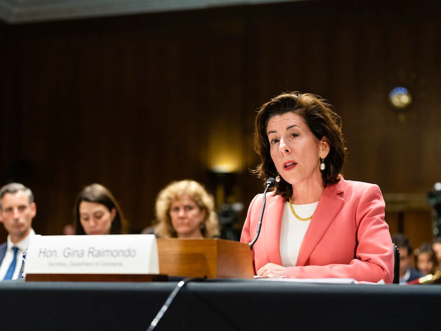 وزيرة التجارة الأميركية جينا ريموندو تتحدث خلال جلسة استماع للجنة المخصصات بمجلس الشيوخ في واشنطن العاصمة بالولايات المتحدة. 16 مايو 2023 - Bloomberg