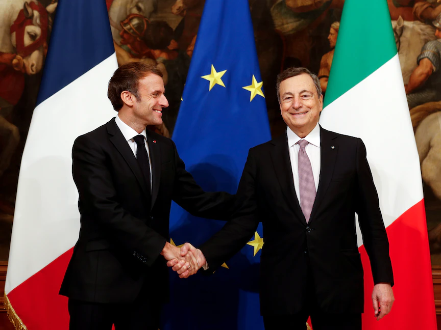 الرئيس الفرنسي إيمانويل ماكرون ورئيس الوزراء الإيطالي ماريو دراجي يتصافحان أثناء لقائهما في روما- 25 نوفمبر 2021 - REUTERS