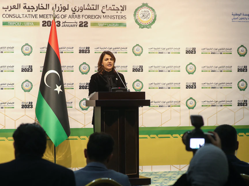 وزيرة الخارجية في حكومة عبدالحميد الدبيبة المقالة من قبل البرلمان الليبي، نجلاء المنقوش خلال مؤتمر صحفي عقب الاجتماع التشاوري لوزراء الخارجية العرب في طرابلس، 22 يناير 2022 - AFP