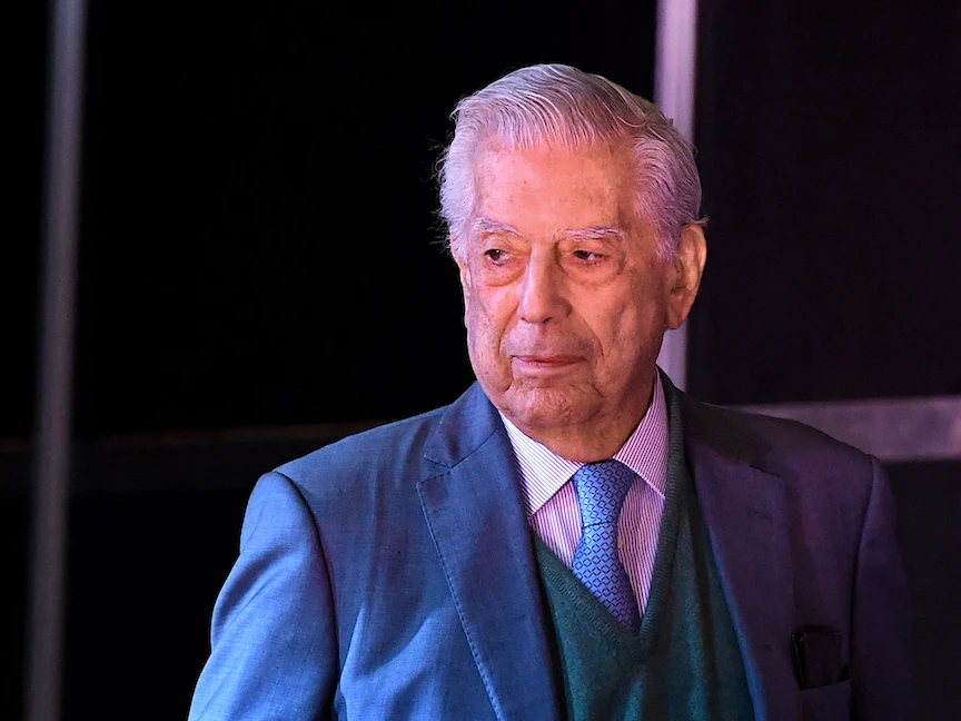 ظهور فارغاس يوسا في معرض للكتاب بالأرجنتين بعد تعافيه من كورونا