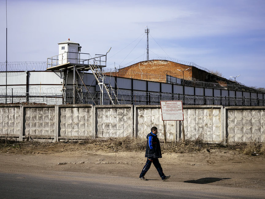 رجل يمر عبر السياج الشائك لمنشأة IK-3 العقابية شرق العاصمة موسكو، حيث أعلن عن احتجاز أليكسي نافالني داخلها - AFP