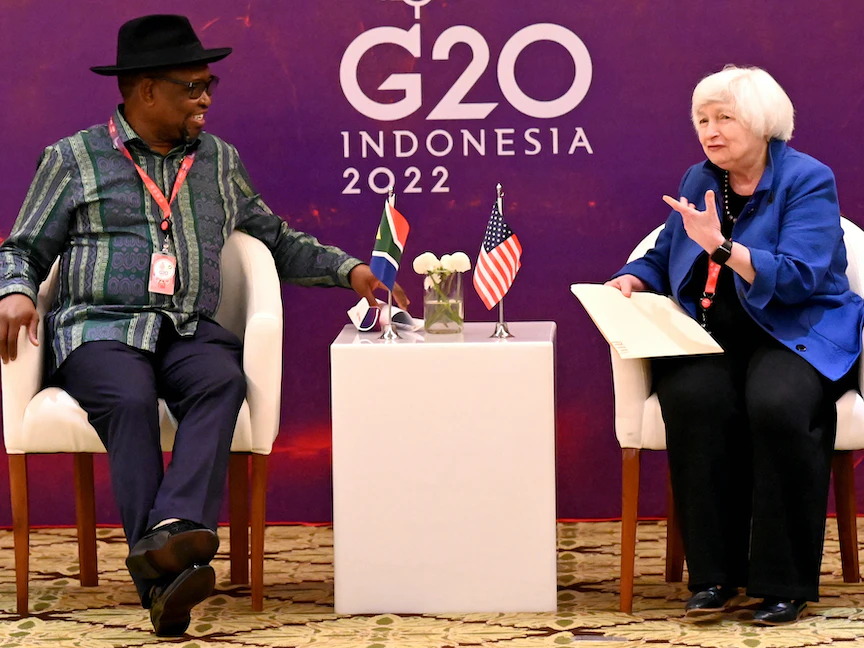 وزيرة الخزانة الأميركية جانيت يلين تتحدث مع وزير مالية جنوب إفريقيا إينوك جودونجوانا على هامش اجتماع وزراء مالية مجموعة العشرين في جزيرة بالي - 16 يوليو 2022. - REUTERS