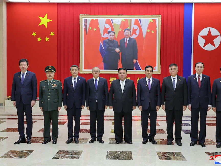 زعيم كوريا الشمالية كيم جونج أون يلتقي وفداً صينياً برئاسة لي هونج تشونج، عضو المكتب السياسي للحزب الشيوعي في بيونج يانج. 28 يوليو 2023 - AFP