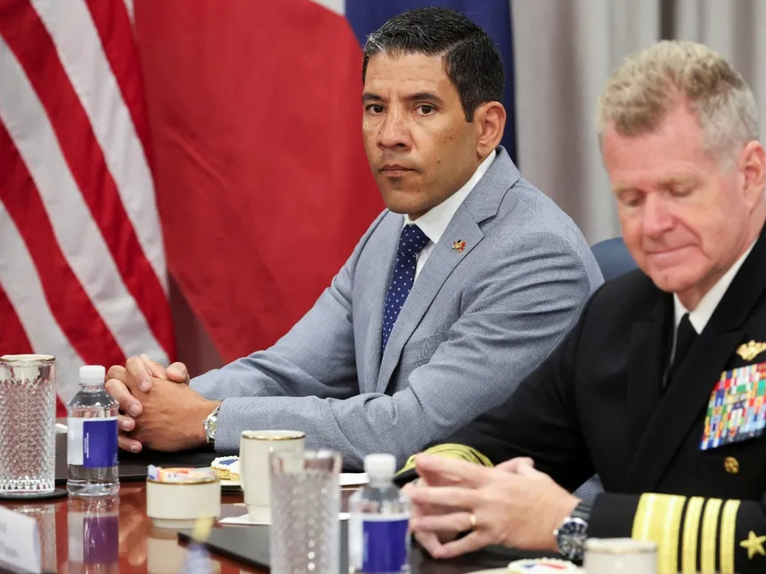 ريكي بوريا من كبار مساعدي البنتاجون يجلس مع الأدميرال البحري الأميركي صموئيل بابارو ضمن وفد وزير الدفاع بيت هيجسيث في واشنطن العاصمة. 21 يوليو 2025 - reuters