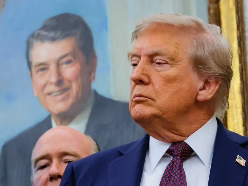 الرئيس الأميركي دونالد ترمب وخلفه بورترية للرئيس الراحل رونالد ريجان، 2 سبتمبر 2025 - REUTERS