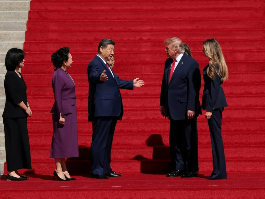 الرئيس الأميركي دونالد ترمب والسيدة الأولى ميلانيا يستقبلان الرئيس الصيني شي جين بينج وزوجته بينج لي يوان خلال زيارة متحف الأرشيف الوطني في واشنطن. 25 سبتمبر 2026 - REUTERS