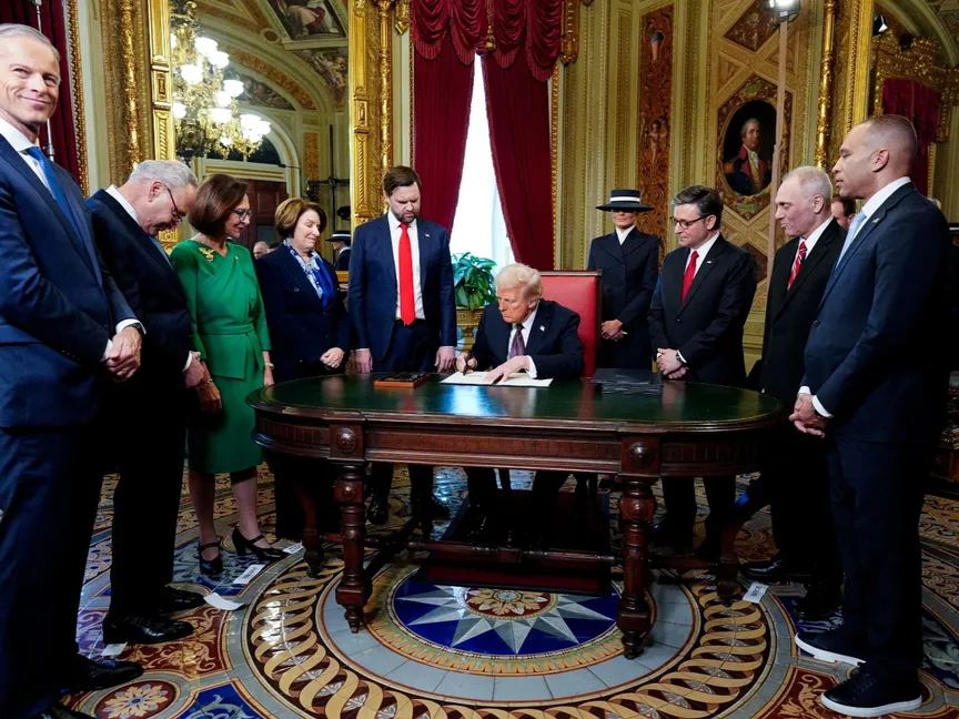 الرئيس الأميركي دونالد ترمب بجانب عدد من المسؤوليين بعد حفل التنصيب بمبنى الكابيتول في واشنطن. 20 يناير 2025 - REUTERS