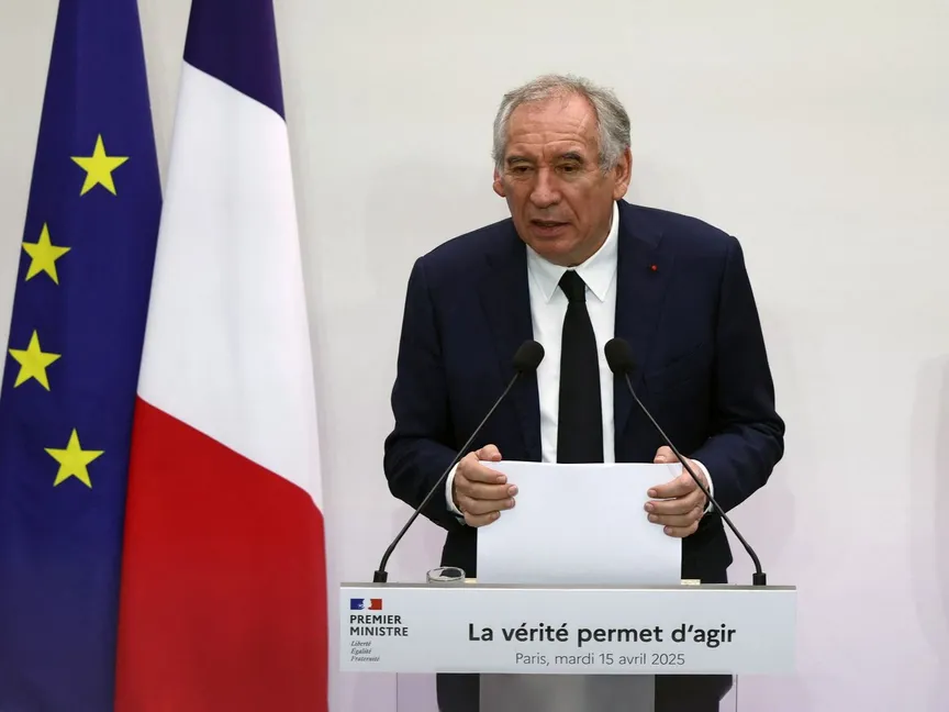 رئيس الوزراء الفرنسي فرانسوا بايرو خلال مؤتمر صحافي في باريس 15 أبريل 2025 - REUTERS