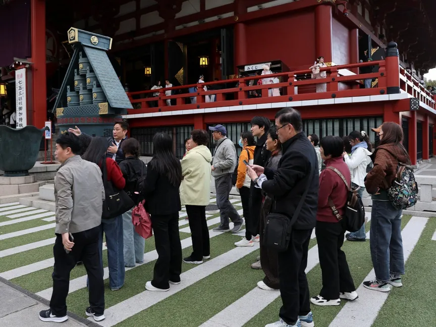 تراجع عدد الزوار الصينيين إلى اليابان بنحو النصف وسط الخلاف بين طوكيو وبكين