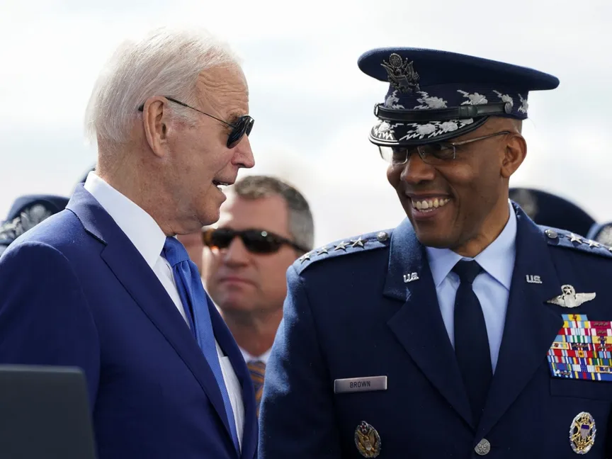 الرئيس الأميركي جو بايدن يتحدث مع الجنرال سي كيو براون خلال حفل التخرج في أكاديمية القوات الجوية في الولايات المتحدة. 1 يونيو 2023 - Reuters
