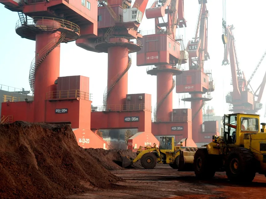 عمال ينقلون تربة تحتوي على عناصر أرضية نادرة للتصدير بميناء في ليانيونجانج بمقاطعة جيانجسو الصينية. 31 أكتوبر 2010 - REUTERS