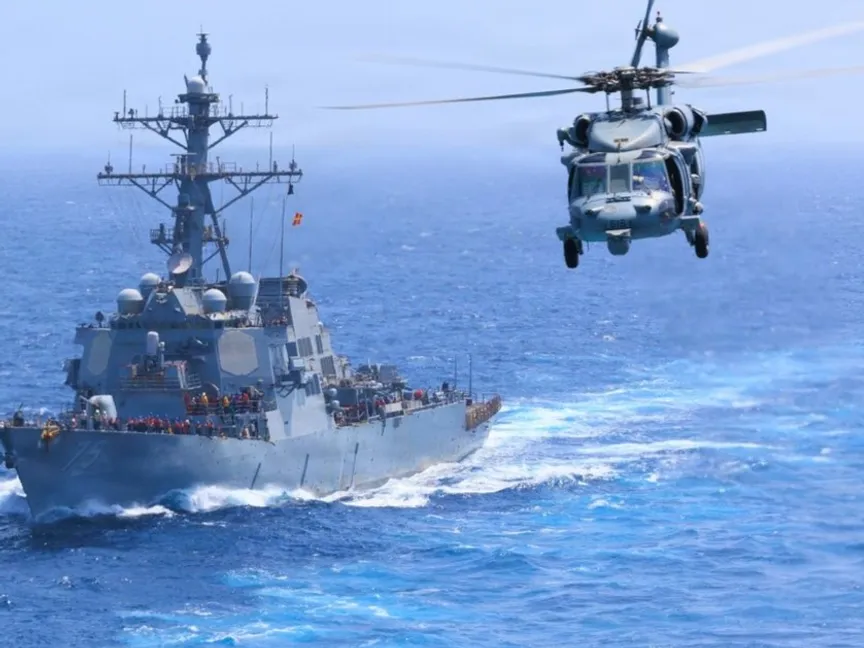 مروحية أميركية وفرقاطة حربية في بحر العرب وسط حرب إيران. 18 يوليو 2026 - x.com/CENTCOM