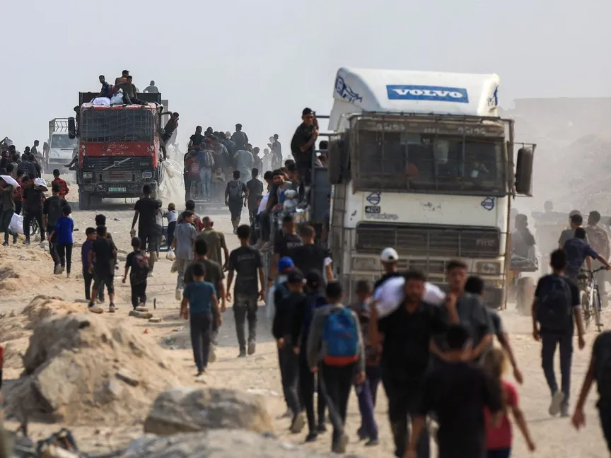 فلسطينيون يحاولون الحصول على مساعدات في بيت لاهيا شمال قطاع غزة، 10 أغسطس 2025 - REUTERS