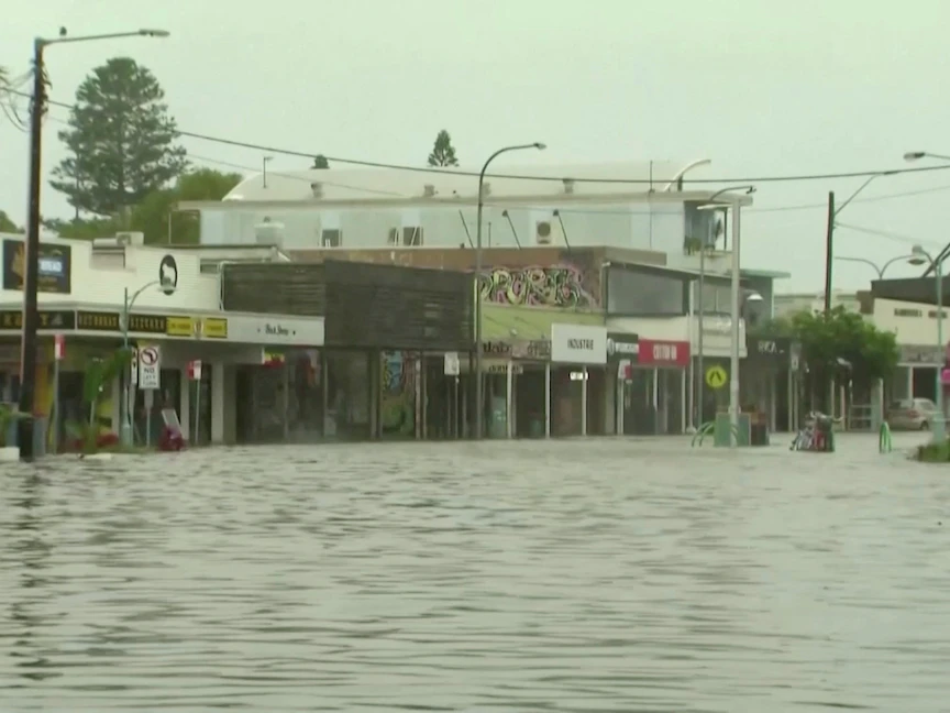 المياه تغمر الشوارع بعد هطول أمطار غزيرة في بلدة بايرون باي، نيو ساوث ويلز، أستراليا - 30 مارس 2022. - REUTERS