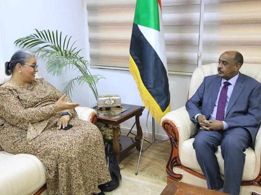 علي الصادق وزير الخارجية السوداني المكلف خلال اجتماع مع المبعوثة الخاصة للأمين العام للأمم المتحدة للقرن الإفريقي هنا تيتيه في الخرطوم، السودان - 17 إبريل 2022. - وكالة الأنباء السودانية