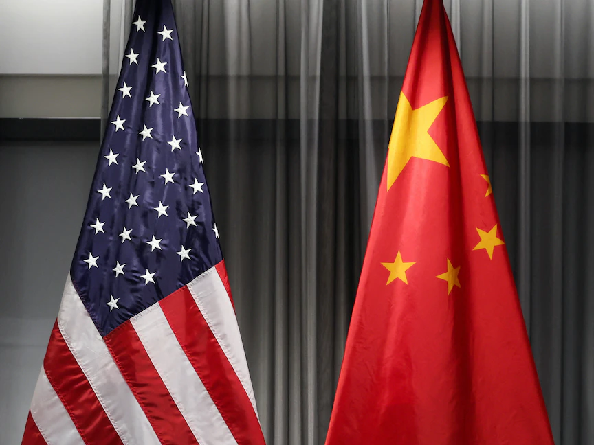 علما الولايات المتحدة الأميركية والصين قبيل لقاء وزيرة الخزانة جانيت يلين ونائب رئيس الوزراء الصيني لي هيو في زيورخ. - REUTERS