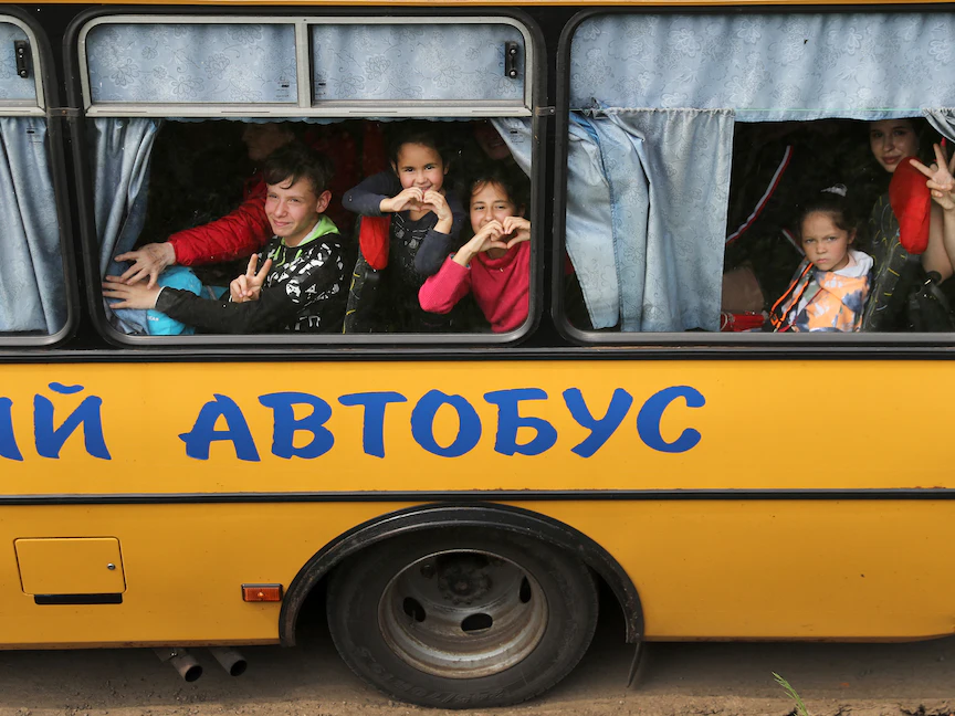 أطفال أوكرانيون أثناء إجلاؤهم من منطقة خاركوف وسط الغزو الروسي لأوكرانيا- في 30 مايو 2022 - REUTERS