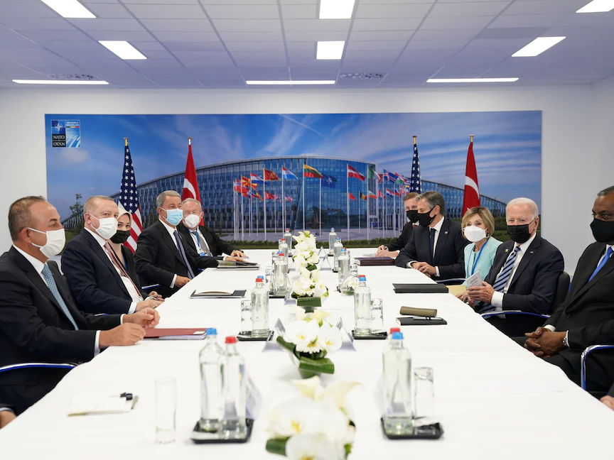 الرئيس الأميركي جو بايدن والرئيس التركي رجب طيب أردوغان، خلال لقاء وفدي البلدين في قمة الناتو ببروكسيل، 14 يونيو 2021 - REUTERS