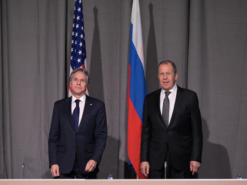 قبيل لقاء بلينكن ولافروف.. أميركا تسمح بوصول أسلحتها لأوكرانيا