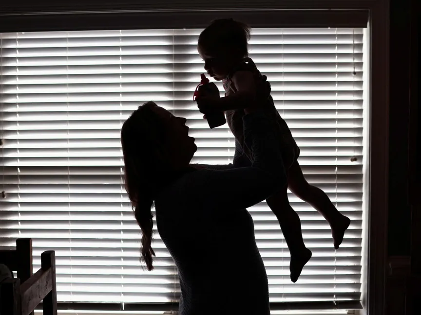 سيدة تحمل طفلها الذي أنجبته عن طريق التخصيب الاصطناعي في الولايات المتحدة. 23 فبراير 2024 - Reuters