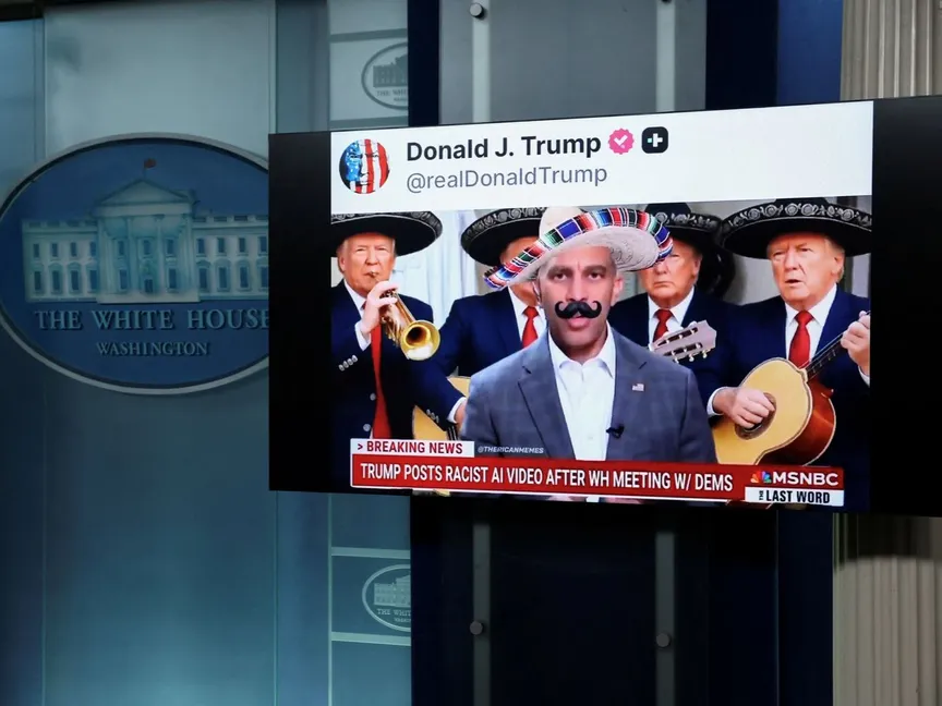 البيت الأبيض يعرض مقطع نشره ترمب ويسخر من الزعيم الديمقراطي حكيم جيفريز على شاشات كبيرة في غرفة المؤتمرات الصحافية، 1 أكتوبر 2025 - REUTERS