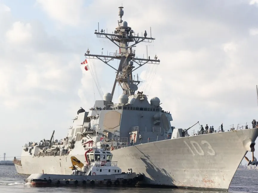 اصطدام مدمرة أميركية بسفينة دعم قتالي في الكاريبي وسط حصار نفطي على فنزويلا