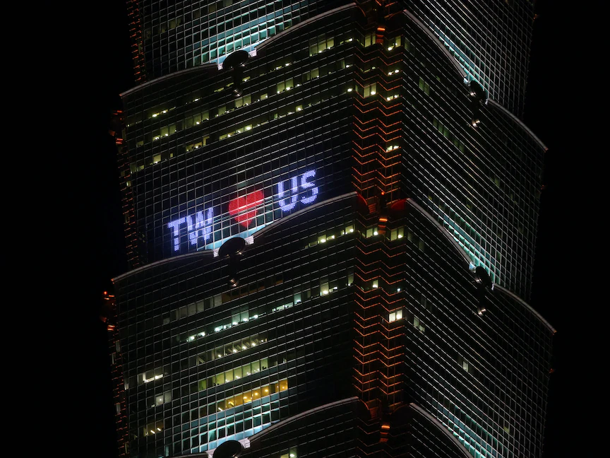 إضاءة برج في تايبيه بعبارة "تايوان تحب الولايات المتحدة"، ترحيباً بزيارة رئيسة مجلس النواب الأميركي نانسي بيلوسي إلى تايوان- 2 أغسطس 2022 - REUTERS