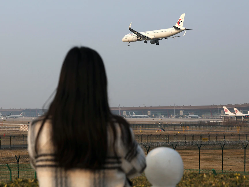 طائرة تابعة لشركة "تشاينا إيسترن" تهبط في مطار بكين الدولي، الصين- 23 مارس 2022. - REUTERS