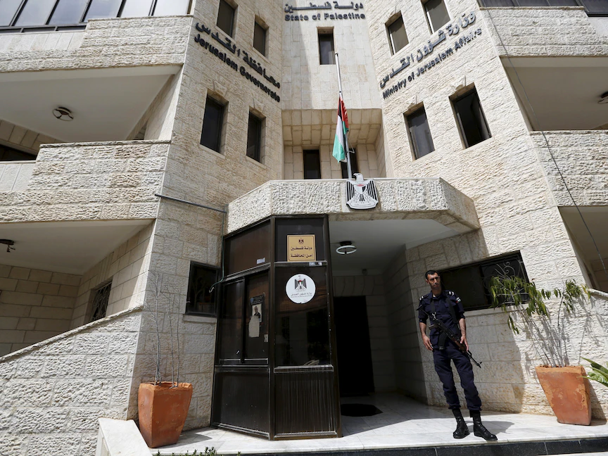 شرطي فلسطيني يقف أمام مقر الحكومة الفلسطينية في رام الله. 9 أبريل 2015 - REUTERS