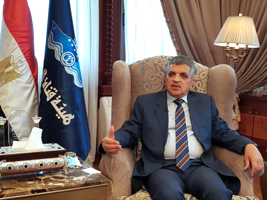 رئيس هيئة قناة السويس الفريق أسامة ربيع يتحدث في مقابلة بمكتبه في الإسماعيلية، 27 مايو 2021 - REUTERS