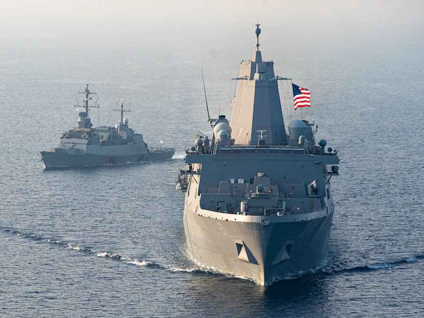 سفينة "يو إس إس بورتلاند" الحربية الأميركية في تدريب مشترك مع إسرائيل بالبحر الأحمر ـ 15 نوفمبر 2021. - twitter/@US5thFleet