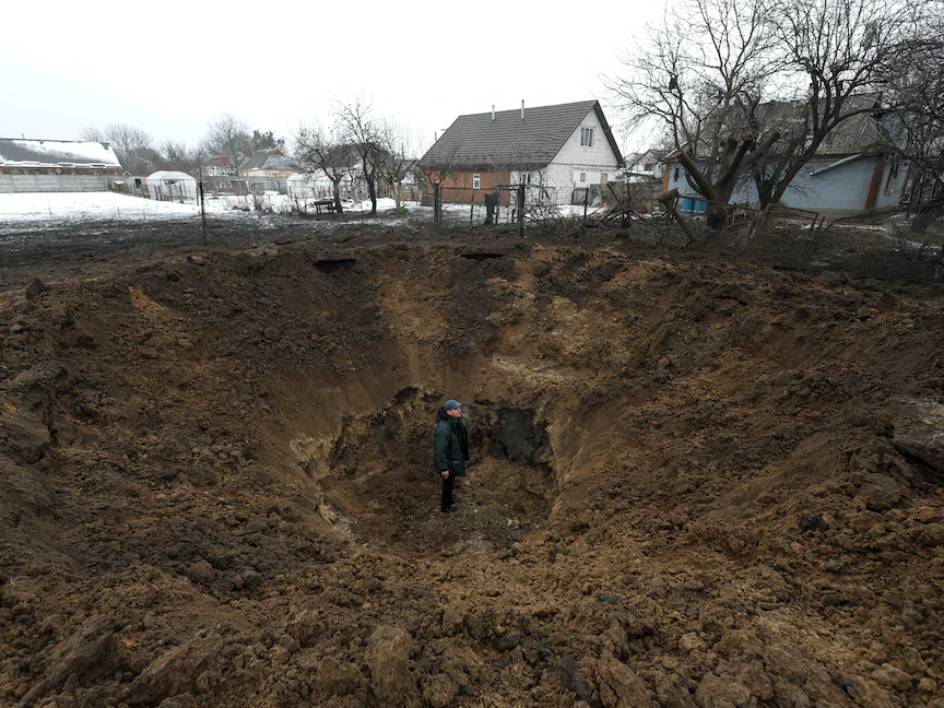 آثار قصف صاروخي روسي في ضواحي كييف. 14 يناير 2023 - REUTERS