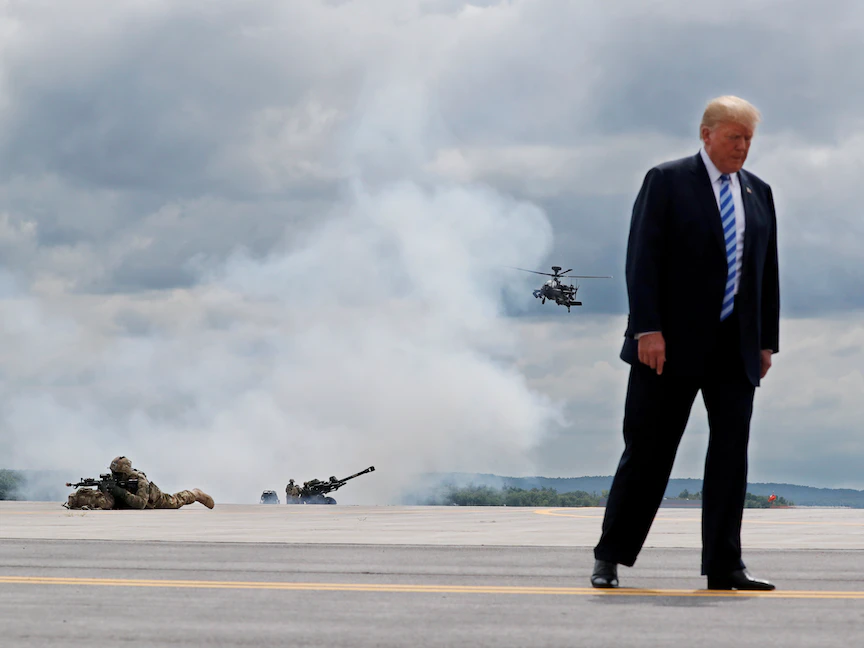الرئيس الأميركي دونالد ترمب يحضر تدريبات عسكرية في مدينة فورت درام في نيويورك- 13 أغسطس2018. - REUTERS