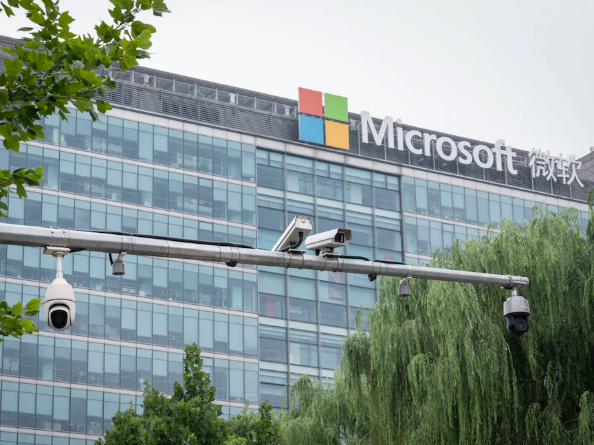 كاميرات مراقبة أمام مبنى لشركة "مايكروسوفت" في بكين - 16 يوليو 2021 - Bloomberg