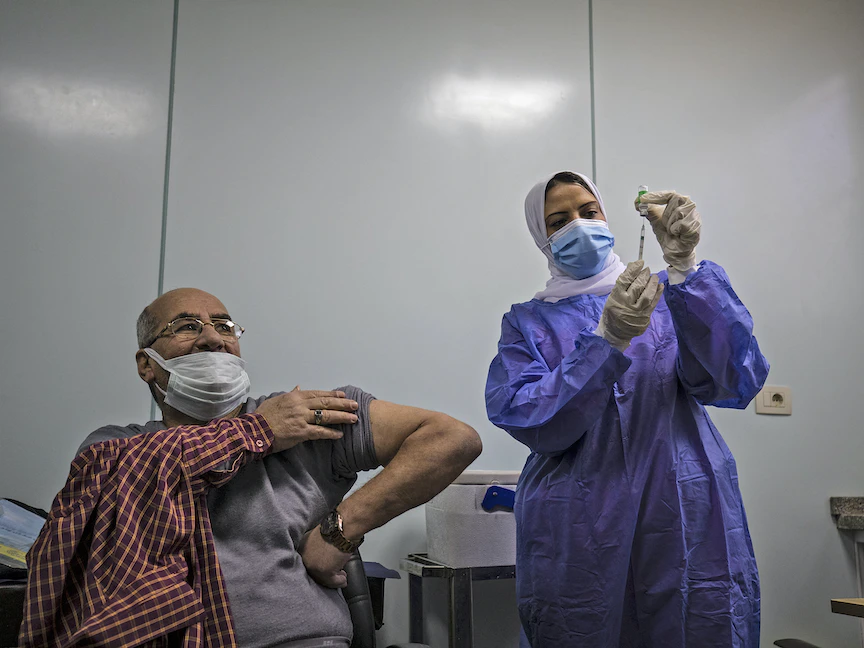 مصري يتلقى جرعة من لقاح أسترازينيكا المضاد لفيروس كورونا في القاهرة، 4 مارس 2021 - AFP
