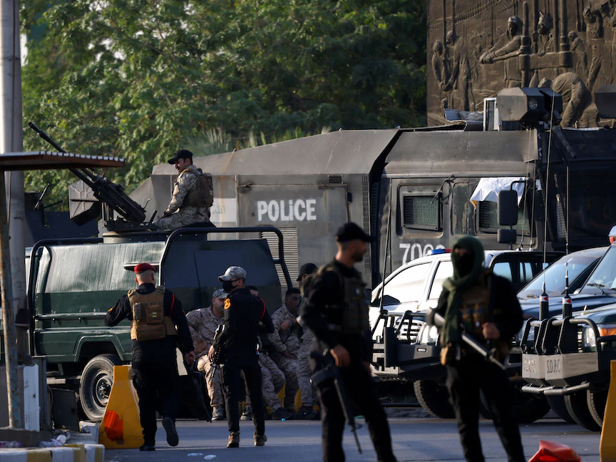 عناصر من "الحشد الشعبي" أمام إحدى بوابات المنطقة الخضراء بوسط بغداد - 26 مايو 2021 - REUTERS